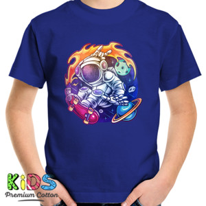 Kaos astronot bermain skaterboard