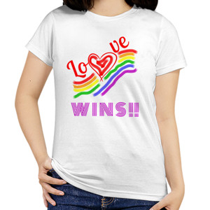 Kaos T-Shirt Love Wins!
