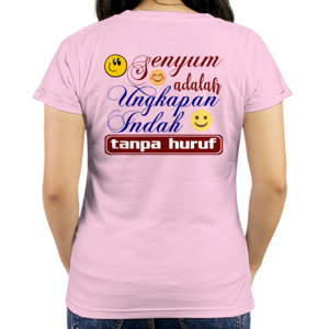 Kaos Senyum Adalah Ungkapan Indah Tanpa Huruf