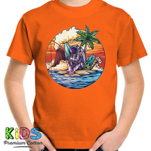 Kaos astronot memancing di pantai