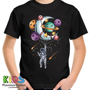 Kaos astronot ke luar angkasa dengan palnet dan bulan