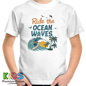 Kaos Menaiki ombak laut