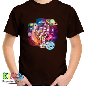 Kaos astronot naik mainan flamingo