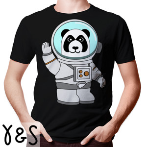 Kaos panda dengan baju astronot melambaikan tangan