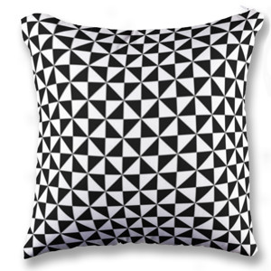 Bantal Triangle Black & White