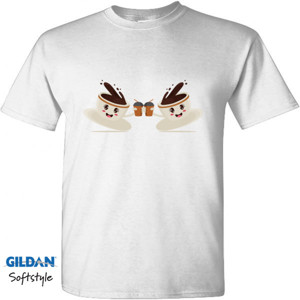 Kaos dua cangkir coklat bersulang