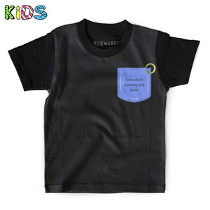 Kaos Anak Full-Print Pocket quotes