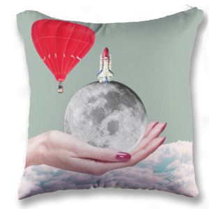 Bantal Moon on hand
