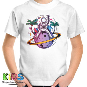 Kaos astronot duduk di planet saturnus