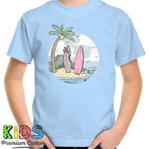 Kaos Pantai dengan papan selancar