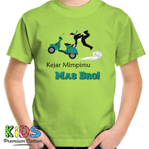 Kaos Kejar Mimpi menaiki Vespa