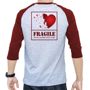 Kaos Raglan Fragile