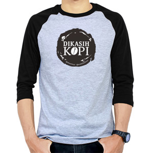 Kaos Raglan Kaos Dikasih Kopi Hitam Abu