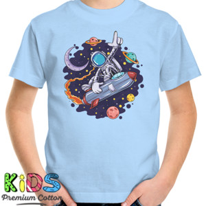 Kaos astronot dengan roket ke angkasa