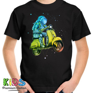 Kaos astronot naik skuter