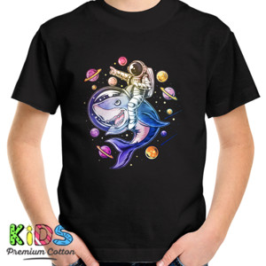 Kaos Astronot naik ikan hiu